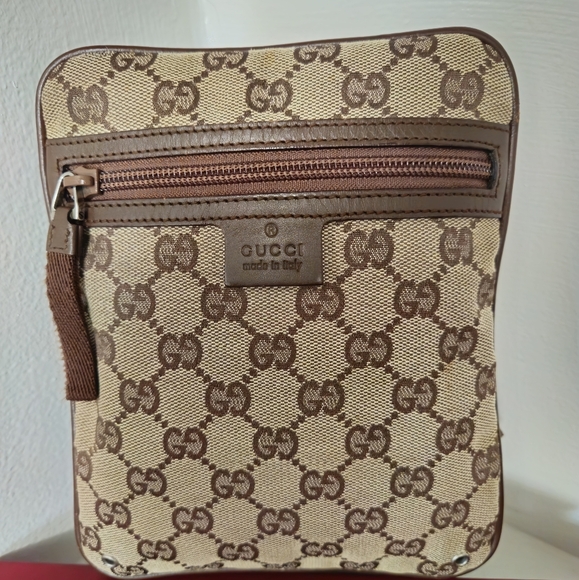 Authentic Vintage Gucci Small Cross Body Bag. - Picture 4 of 8